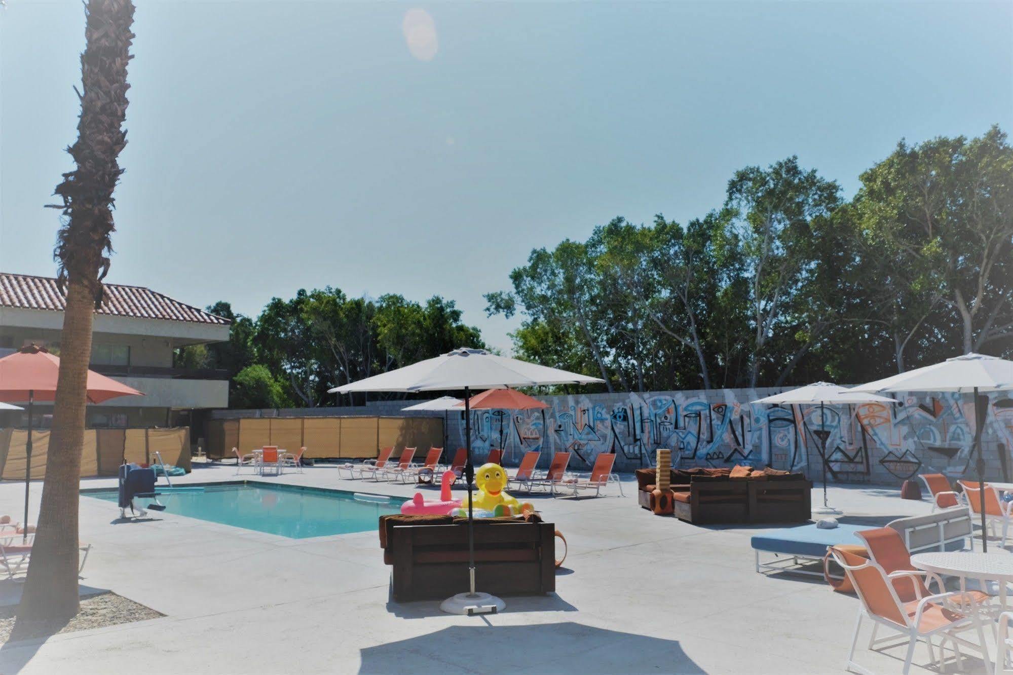 The Infusion Beach Club Palm Springs Bagian luar foto